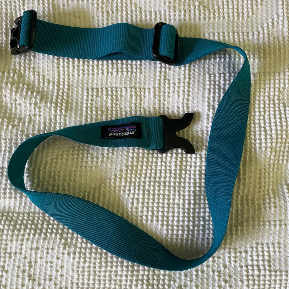 Patagonia adjustable stretchy belt, clip